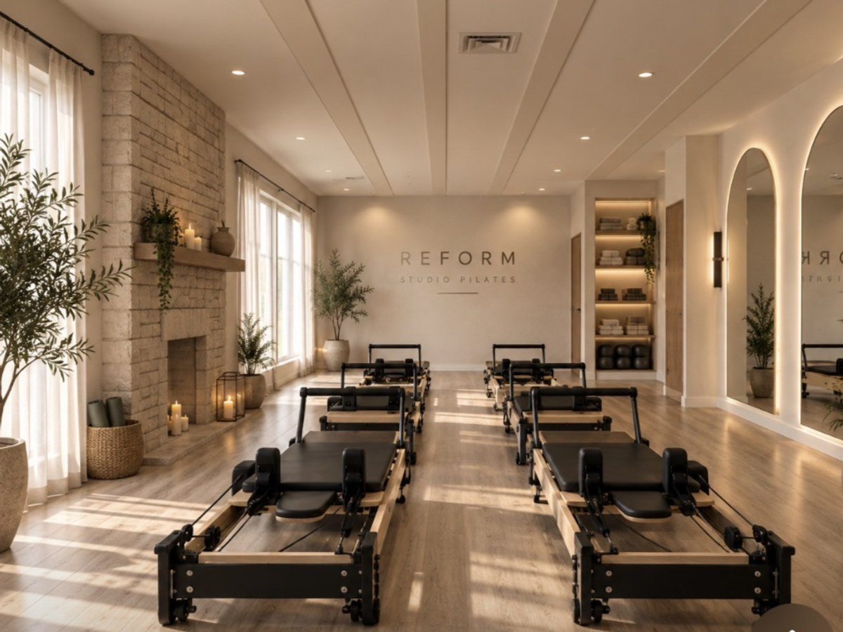 Salle du studio Reform Pilates Yoga avec ses appareils Pilates Reformer, à Saint-Lin–Laurentides